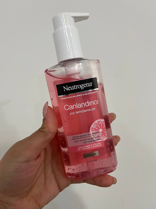 ژل شستشوی گریپ فروت نیتروژینا Neutrogena Fresh & Clear Facial Wash with Pink Grapefruit)/ حجم 200 میل